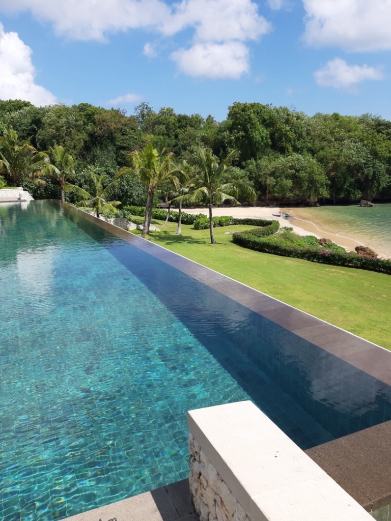 Die Poolanlage mit Blick auf den Strand 