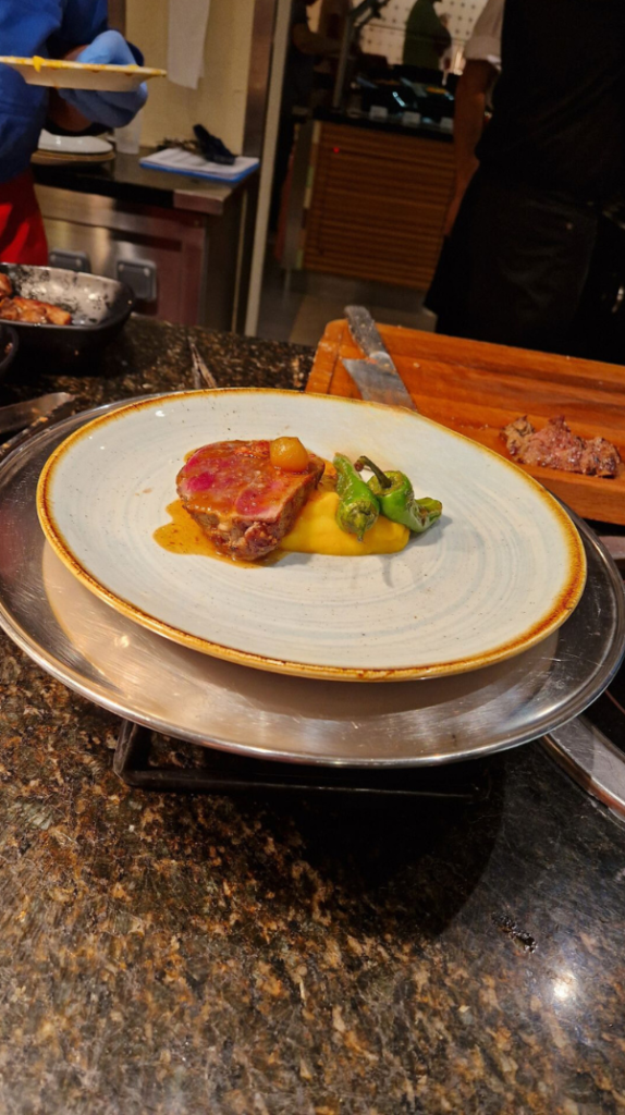 Steak auf Kartoffelpüree mit Jalapenos im Robinsons Buffettrestaurant