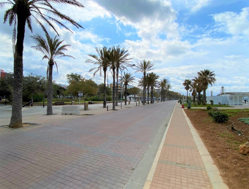 Die menschenleere Promenade Playa del Palma
