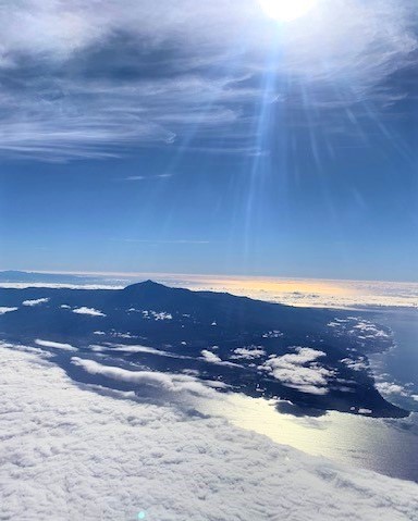 Der schneebedeckte Krater des Teide