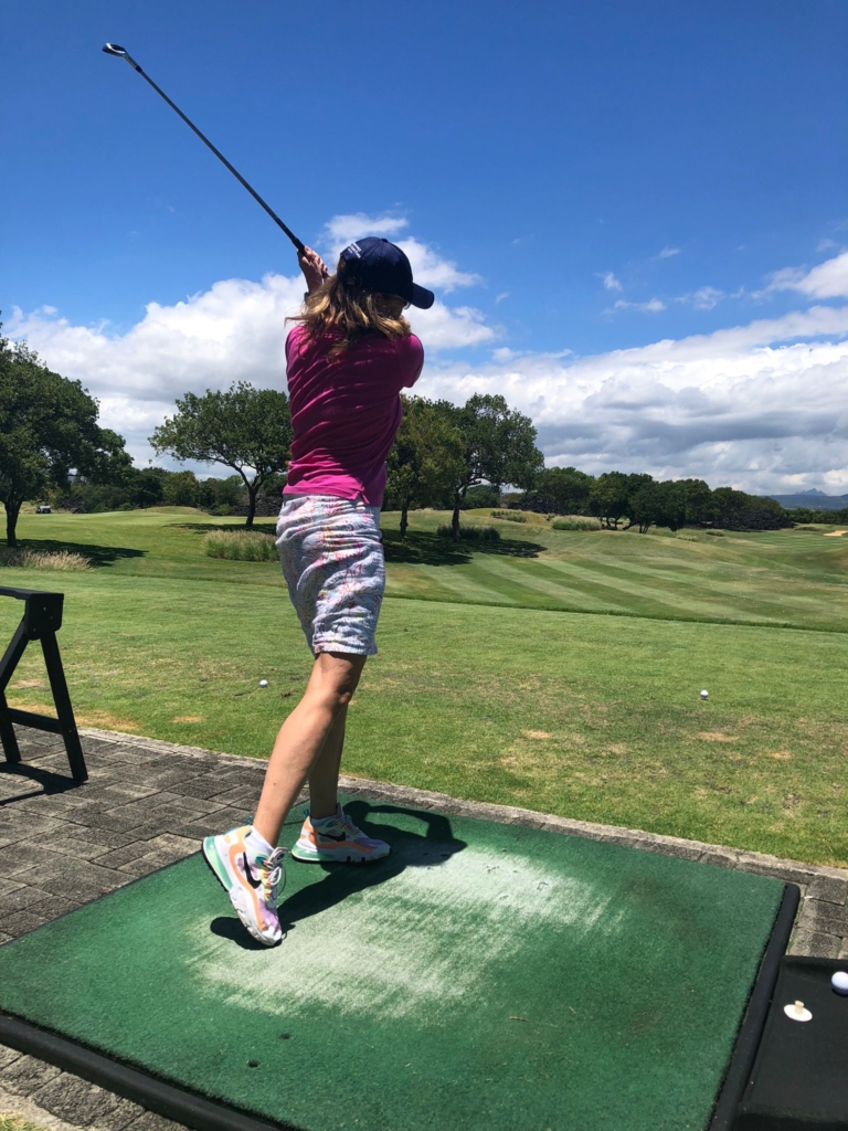 Ulla macht eine gute Figur beim Golfen