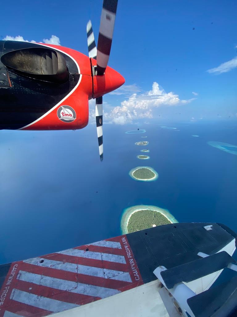 Blick aus dem Flugzeugfenster auf die Malediven