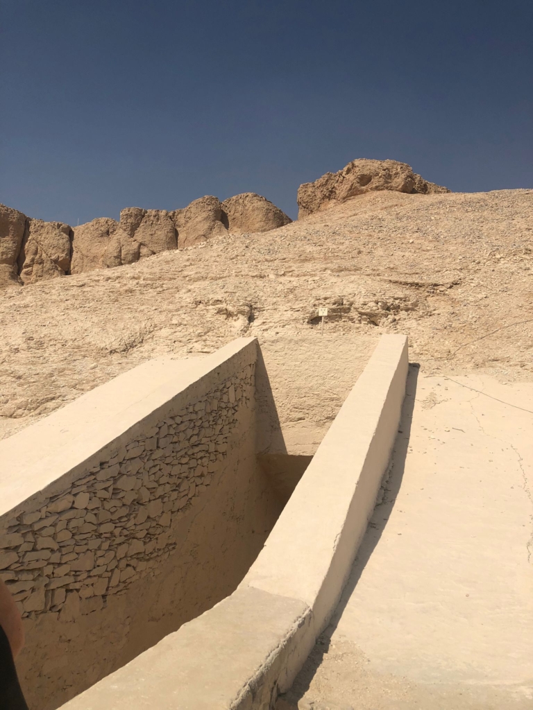 Gräber Luxor von außen