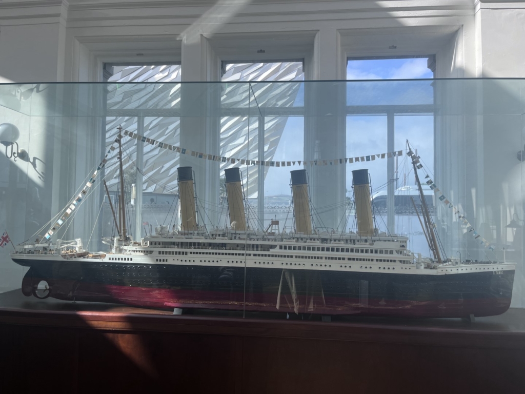 Modell der Titanic im AC Hotel